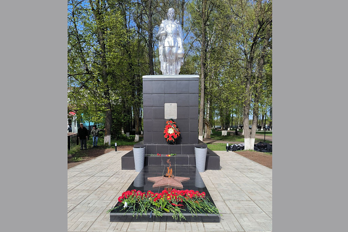 Накануне Дня Победы в городе Малмыже у памятника Неизвестному Солдату в рамках всероссийской акции «Храним огонь Победы» зажгли Вечный огонь..
