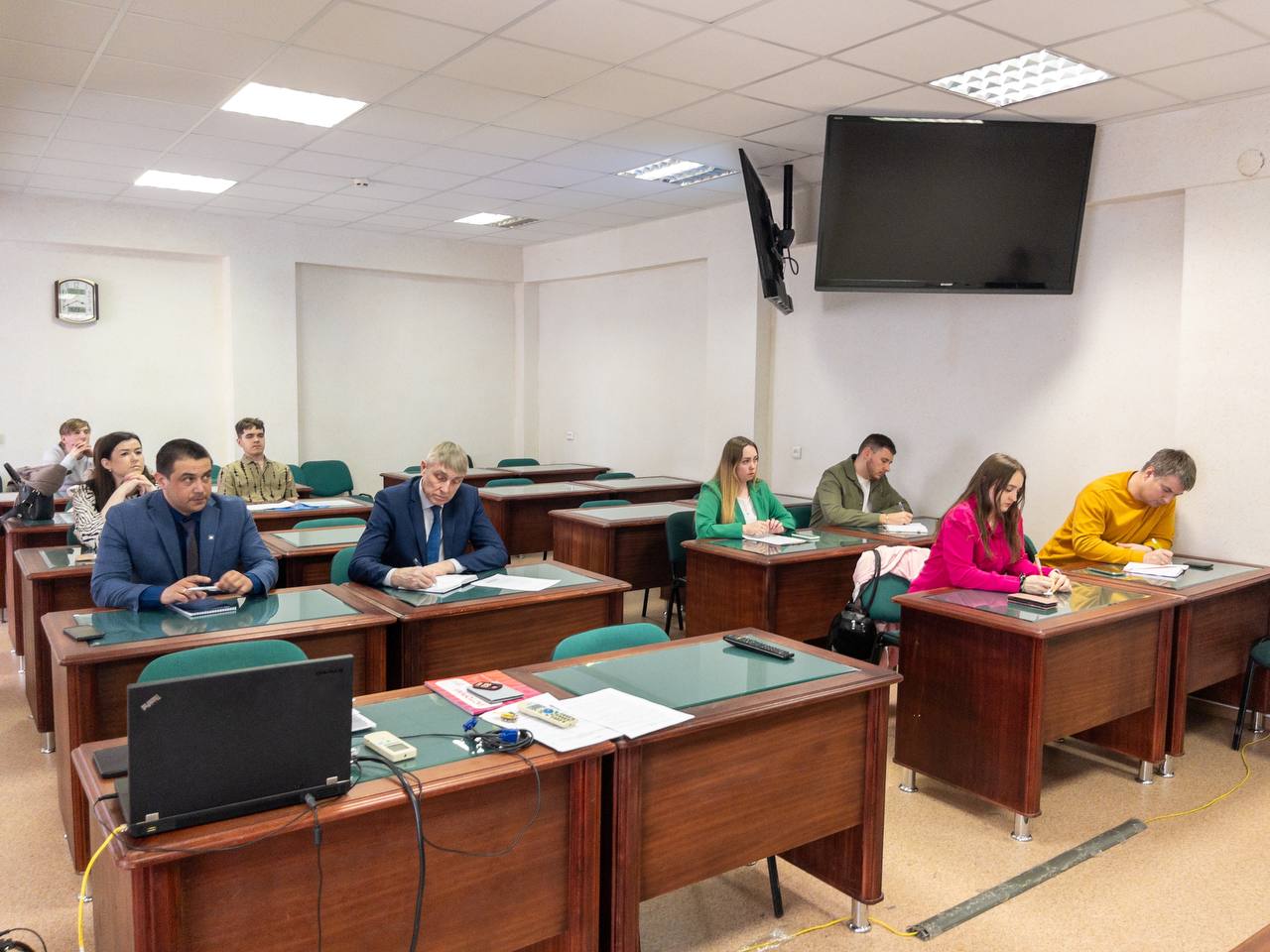 В правительстве Кировской области обсудили ход реализации молодежного проекта «МолоТ».